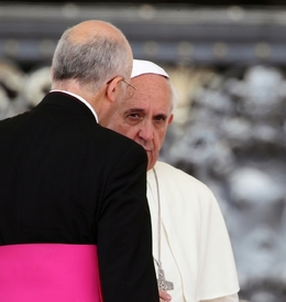 Má papež další pedofilní problém přímo před svým prahem?