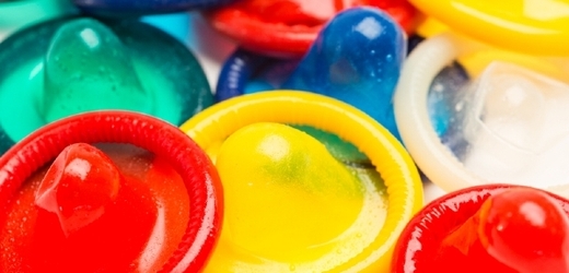 Padělané kondomy vykazují značný počet prasklin, neboť jsou z levného materiálu, který se trhá (ilustrační foto).