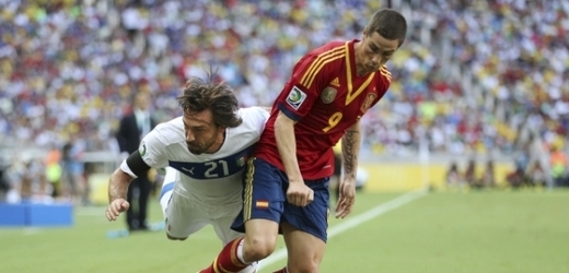 Italský záložník Andrea Pirlo v souboji s Fernandem Torresem ze Španělska.