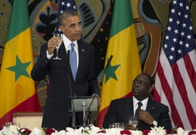 Prezident Barack Obama podpořil senátory v prohlášení ze své cesty do Senegalu. Na snímku se senegalským prezidentem Macky Sallem.