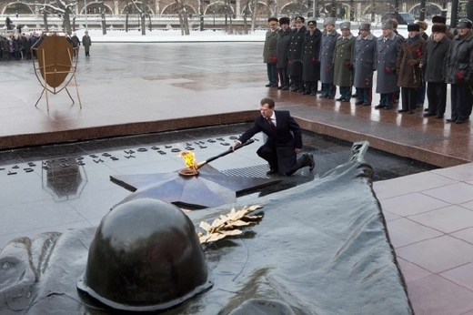 Premiér Medveděv u Památníku neznámého vojína u Kremelské zdi.
