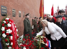 Lidé pokládají květy k hrobu Jurije Gagarina, jehož ostatky spočívají v Kremelské zdi.