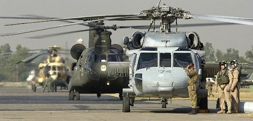 V řadě za sebou stojí vrtulníky SH-60 Sea Hawk, CH-47 Chinook a Mi-17.