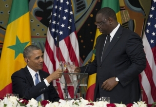 Obama (vlevo) se senegalským prezidentem Mackym Sallem.