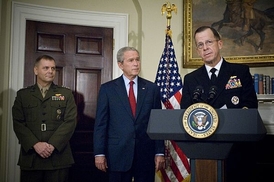V Bílém domě hovoří velitel námořních operací (CNO) admirál Mike Mullen, vedle něj prezident George W. Bush a po jeho pravici generál James Cartwright (2007).