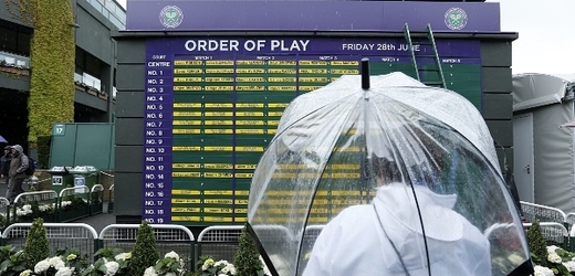 Ve Wimbledonu prší.