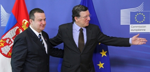 Summit Evropské unie rozhodl o začátku jednání o vstupu Srbska do unie. Na snímku šéf Evropské komise José Manuel Barroso (vpravo) a srbský premiér Ivica Dačič.