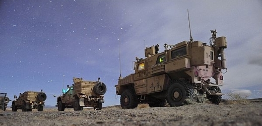 Kolona obrněnců MRAP v Afghánistánu.