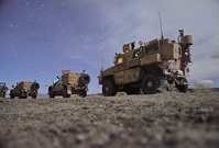 Kolona obrněnců MRAP v Afghánistánu.