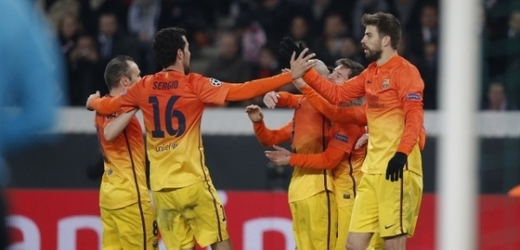 Fotbalisté Barcelony se radují z gólu.