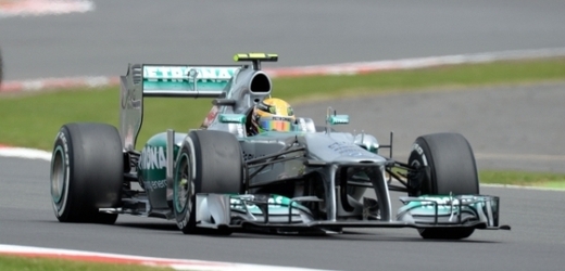 Lewis Hamilton si v Mercedesu dojel pro první místo v kvalifikaci na Velkou cenu Velké Británie.