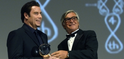 John Travolta obdržel z rukou prezidenta festivalu Jiřího Bartošky Křišťálový glóbus za mimořádný umělecký přínos světové kinematografii.