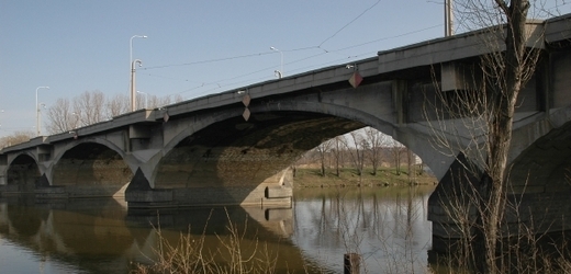 Stav některých pražských mostů přes Vltavu je velmi špatný. Vyplývá to z materiálu, který pro magistrát vypracovala Technická správa komunikací. Nejpoškozenější je Libeňský most (na snímku z 28. června), který potřebuje nutně zrekonstruovat.