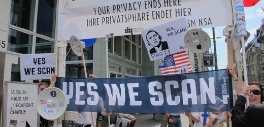 Snímek z demonstrace proti postupu NSA.