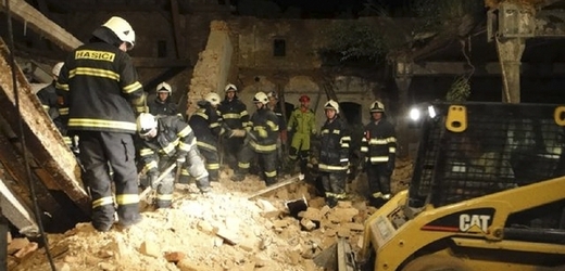 Dva lidé zemřeli po zřícení budovy na Jičínsku.