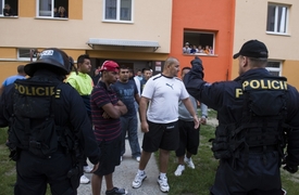 Policie Romy bránila před demonstranty.