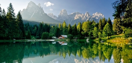 Výjev jako z kýčovitého obrazu nabízí příroda na jezeře Welsperg v italském Val Canali.