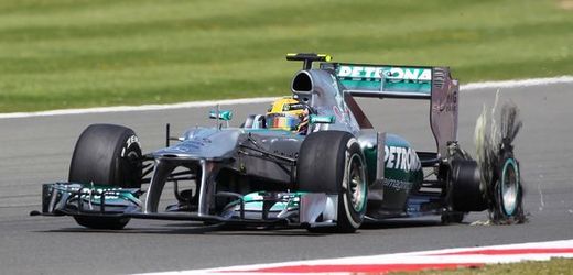 Defekt na pneumatice Lewise Hamiltona.