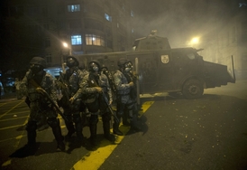 Nejradikálnější demonstranti se střetli s policií při pokusu prorazit zátarasy.