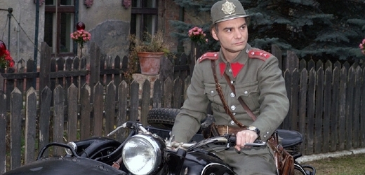 Štábního strážmistra Bedřicha Jarého hraje v Četnických humoreskách Ivan Trojan. 