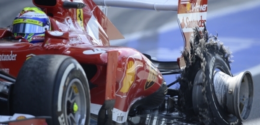 Z levé zadní pneumatiky Felipe Massy zbylo jen pár gumových cárů. 