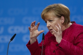 Kancléřka Angela Merkelová chce prý o záležitosti v dohledné době jednat s americkým prezidentem Barackem Obamou.