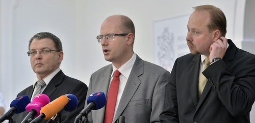 Zleva místopředseda ČSSD Lubomír Zaorálek, předseda strany Bohuslav Sobotka a předseda poslaneckého klubu ČSSD Jeroným Tejc.