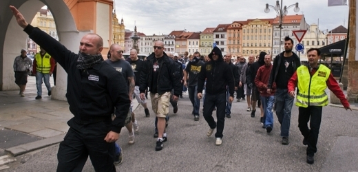 Hajlující demonstranti na českobudějovickém náměstí.