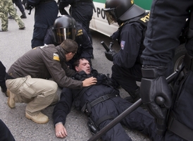 V ulici J. Bendy došlo 29. června k prvnímu střetu mezi pořádkovou službou a protestujícími. Na snímku je zasažený policista.