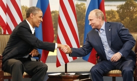 Prezidenti USA a Ruska Barack Obama (vlevo) a Vladimir Putin zmocnili šéfy svých tajných služeb, aby vyřešili problém Snowden (ilustrační foto)..