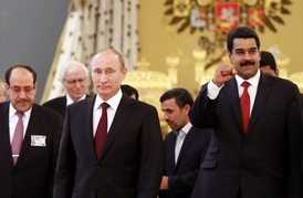 Venezuelský prezident Nicolas Maduro (vpravo) drží Snowdenovi palce, s sebou domů ho prý ale neodveze.