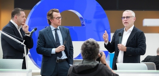 Zdeněk Bakala (vpravo) a generální ředitel Economie André Warnecke (uprostřed) při slavnostním otevření nové budovy vydavatelství. 