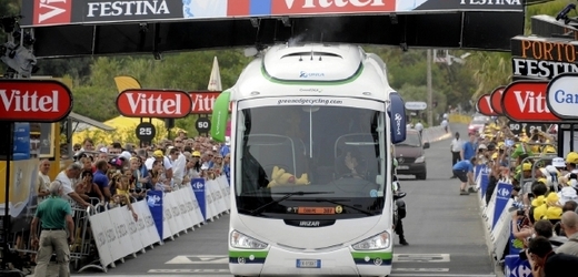 Uvázlý autobus způsobil zmatky hned v cíli první etapy.
