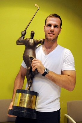 David Krejčí s cenou pro vítěze Zlaté hokejky.