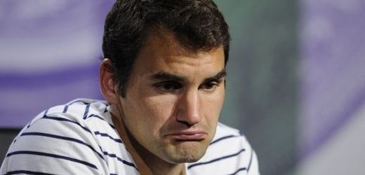 Po neúspěších zachmuřený Roger Federer.