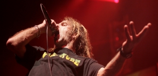 Zpěvák kapely Lamb of God během koncertu. 