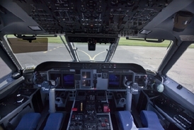 V kokpitu taktického transportního letounu CASA C-295M.