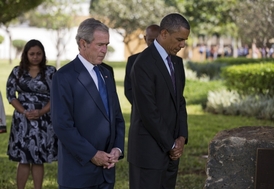 George Bush (vlevo) a Barack Obama v Daresalámu.