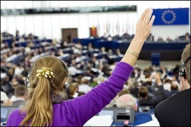 Europoslanci politicky schválili návrh unijního rozpočtu.