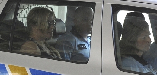 Jana Nagyová v autě policejního vozu na cestě k ostravskému Krajskému soudu.