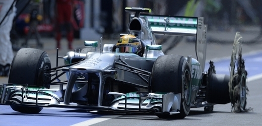 Lewise Hamiltona připravil defekt s kolem o čelo závodu. 