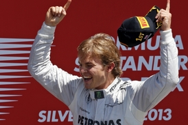 Praskajícími pneumatikami poznamenaný závod v Silverstonu vyhrál Nico Rosberg.