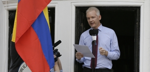 NA ekvádorské ambasádě žije již přes rok Julain Assange aby se vyhnul vydání do Švédska.