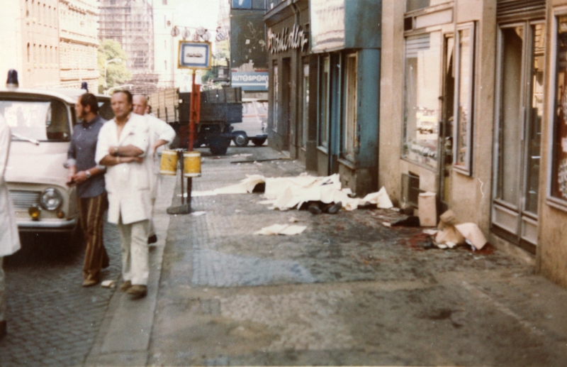 Stopy krve a těla obětí na chodníku v tehdejší ulici Obránců míru, v pozadí náklaďák, kterým Olga Hepnarová zabíjela. (Foto: Archiv bezpečnostních složek.)