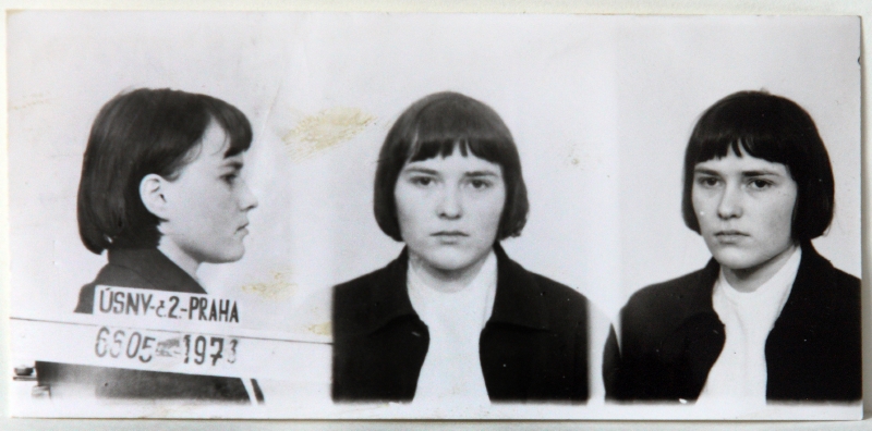 Policejní fotografie Olgy Hepnarové, nejhorší masové vražedkyně poválečných dějin. Byla odsouzena k trestu smrti a 12. března 1975 popravena. (Zdroj: Národní archiv.)
