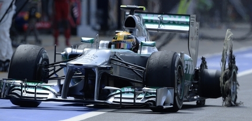 Lewis Hamilton dojel kvůli prasklé pneumatice v Silverstonu čtvrtý.