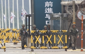Jihokorejští vojáci u demilitarizované zóny mezi jejich zemí a KLDR.