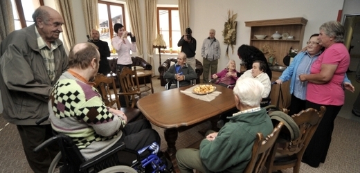 Všeobecná zdravotní pojišťovna se domovům důchodců snažila vnutit dodatek ke smlouvě, se kterým nesouhlasily (ilustrační foto).