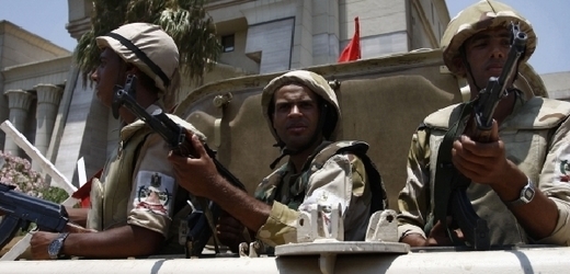 Vojáci před Ústavním soudem v Káhiře.