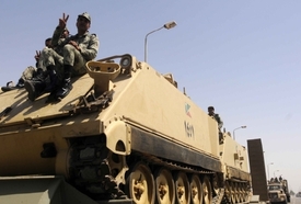 Těžká vojenská technika se přesunuje na Sinaj.
